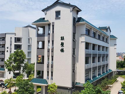中国888集团捐赞助学，助力龙山中学焕发新辉